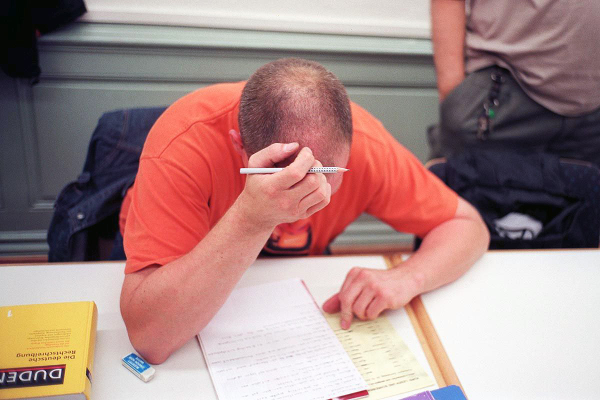 Grundkurs für Illettristen an der kantonalen Berufsschule für Weiterbildung EB Zürich am 16. September 2004. Illetrismus ('funktionaler Analphabetismus') beschreibt die Tatsache, dass Erwachsene zwar eine Landessprache sprechen und die obligatorische Schulzeit absolviert haben, aber die Grundkompetenzen Lesen, Schreiben und Rechnen dennoch nur schlecht beherrschen. Foto: Keystone-SDA / Gaëtan Bally Grundkurs für Illettristen an der kantonalen Berufsschule für Weiterbildung EB Zürich am 16. September 2004. Illetrismus ('funktionaler Analphabetismus') beschreibt die Tatsache, dass Erwachsene zwar eine Landessprache sprechen und die obligatorische Schulzeit absolviert haben, aber die Grundkompetenzen Lesen, Schreiben und Rechnen dennoch nur schlecht beherrschen. Foto: Keystone-SDA / Gaëtan Bally