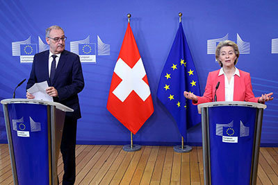 Am 23. April 2021 reiste Bundespräsident und Vorsteher des Eidgenössischen Departements für Wirtschaft, Bildung und Forschung Guy Parmelin für ein Treffen mit Ursula von der Leyen, Präsidentin der Europäischen Kommission, nach Brüssel. Foto: Keystone-SDA / Pool via AP / François Walschaerts Am 23. April 2021 reiste Bundespräsident und Vorsteher des Eidgenössischen Departements für Wirtschaft, Bildung und Forschung Guy Parmelin für ein Treffen mit Ursula von der Leyen, Präsidentin der Europäischen Kommission, nach Brüssel. Foto: Keystone-SDA / Pool via AP / François Walschaerts
