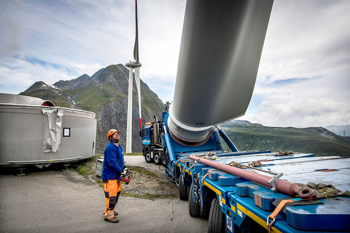 Transport eines Rotorblatts im August 2016 am Griessee im Wallis. Die Windturbinenblätter sind 45 Meter lang und wiegen rund 11'000 Kilogramm. Foto: Keystone-SDA / Olivier Maire Transport eines Rotorblatts im August 2016 am Griessee im Wallis. Die Windturbinenblätter sind 45 Meter lang und wiegen rund 11'000 Kilogramm. Foto: Keystone-SDA / Olivier Maire