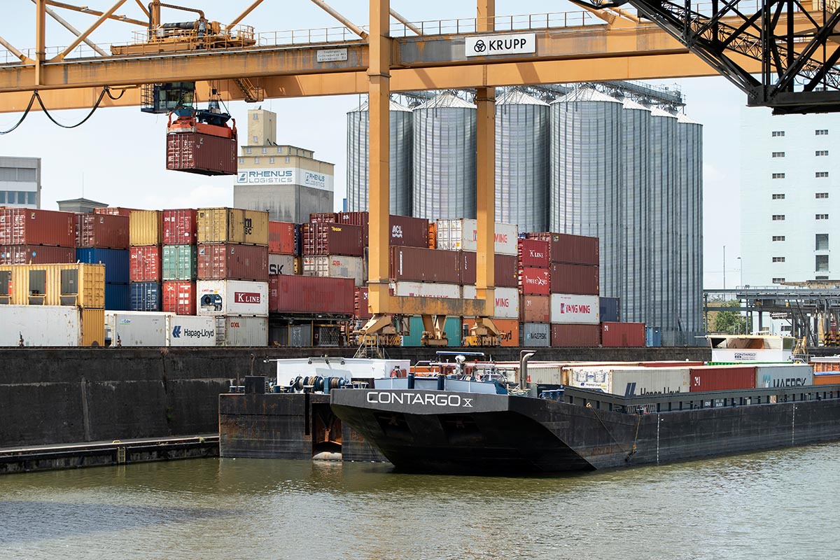 Container werden am Contargo Container-Terminal im Hafen Basel-Kleinhüningen im Juli 2020 auf ein Frachtschiff umgeschlagen. Die Schweiz importiert mehr Güter, welche im Ausland CO2 ausstossen, als sie exportiert. Foto: Keystone-SDA / Gaëtan Bally Container werden am Contargo Container-Terminal im Hafen Basel-Kleinhüningen im Juli 2020 auf ein Frachtschiff umgeschlagen. Die Schweiz importiert mehr Güter, welche im Ausland CO2 ausstossen, als sie exportiert. Foto: Keystone-SDA / Gaëtan Bally