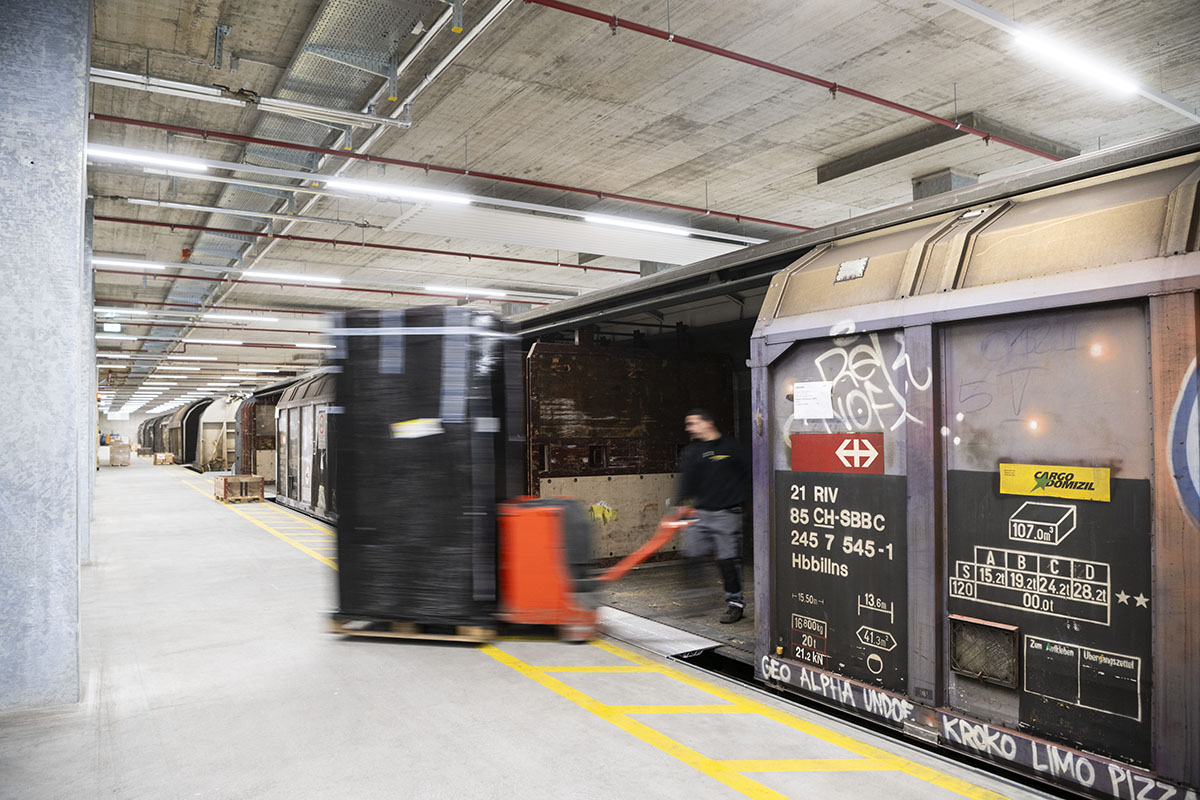 591024300 – Blick in den Innenbereich des Cargo Logistik Centers in Cadenazzo, Schweiz, aufgenommen am 16. November 2023. Foto: KEYSTONE/Ti-Press/Alessandro Crinari 591024300 – Blick in den Innenbereich des Cargo Logistik Centers in Cadenazzo, Schweiz, aufgenommen am 16. November 2023. Foto: KEYSTONE/Ti-Press/Alessandro Crinari