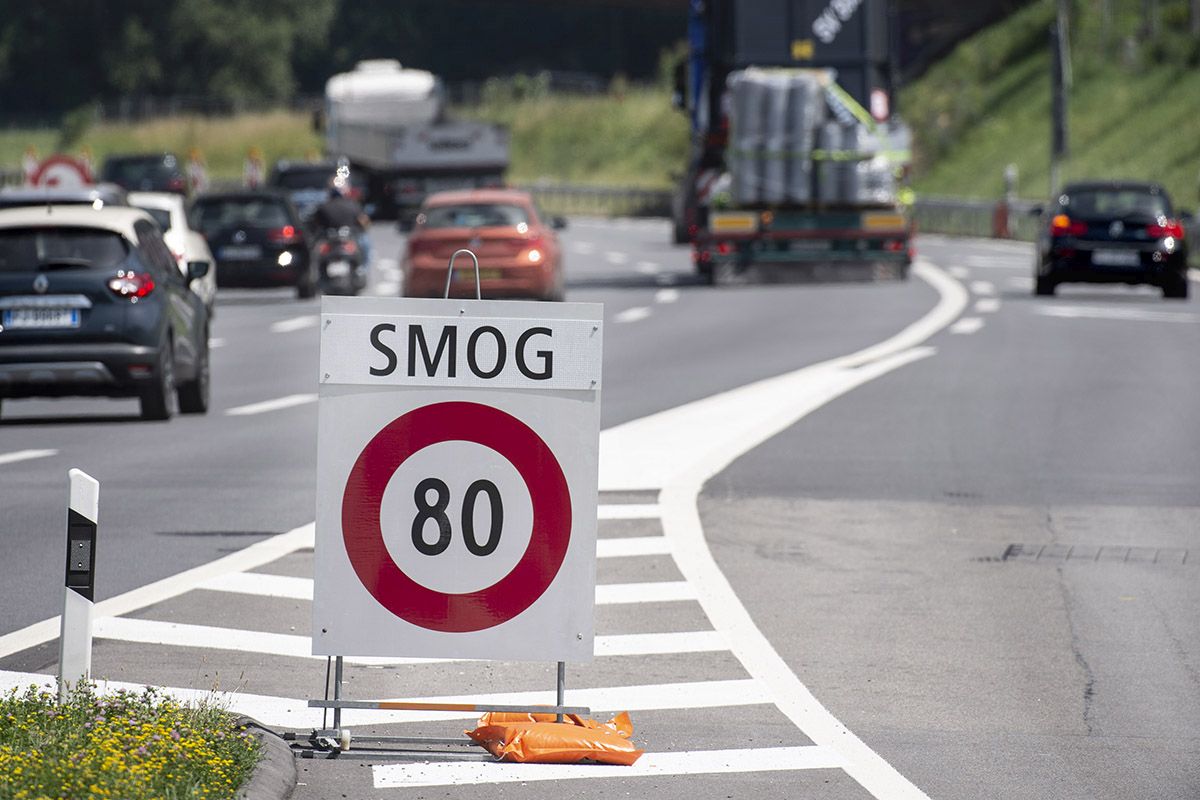 Aufgrund erhöhter Ozonwerte Ende Juni 2019 durfte auf der Autobahn A2 in der Region Mendrisio das Tempo nicht über 80 km/h betragen. Foto: Keystone-SDA / Francesca Agosta Aufgrund erhöhter Ozonwerte Ende Juni 2019 durfte auf der Autobahn A2 in der Region Mendrisio das Tempo nicht über 80 km/h betragen. Foto: Keystone-SDA / Francesca Agosta