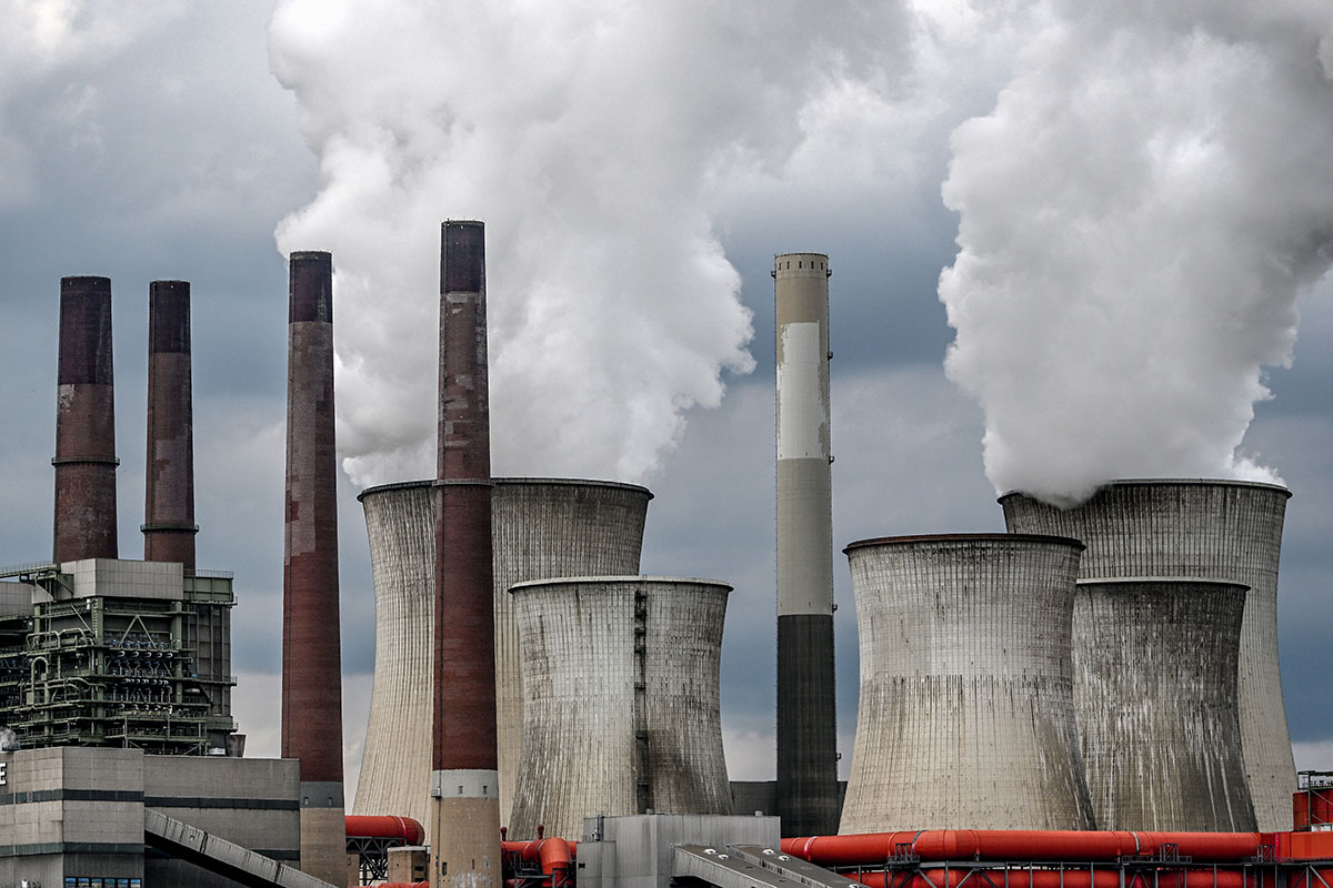 Aus dem Braunkohlekraftwerk Neurath des deutschen Energieversorgers RWE in der Nähe von Grevenbroich steigt am 26. Juli 2022 Dampf auf. Das rheinische Braunkohlerevier im Westen Deutschlands ist der grösste CO2-Emittent in Europa. Foto: Keystone-SDA / epa / Sascha Steinbach Aus dem Braunkohlekraftwerk Neurath des deutschen Energieversorgers RWE in der Nähe von Grevenbroich steigt am 26. Juli 2022 Dampf auf. Das rheinische Braunkohlerevier im Westen Deutschlands ist der grösste CO2-Emittent in Europa. Foto: Keystone-SDA / epa / Sascha Steinbach