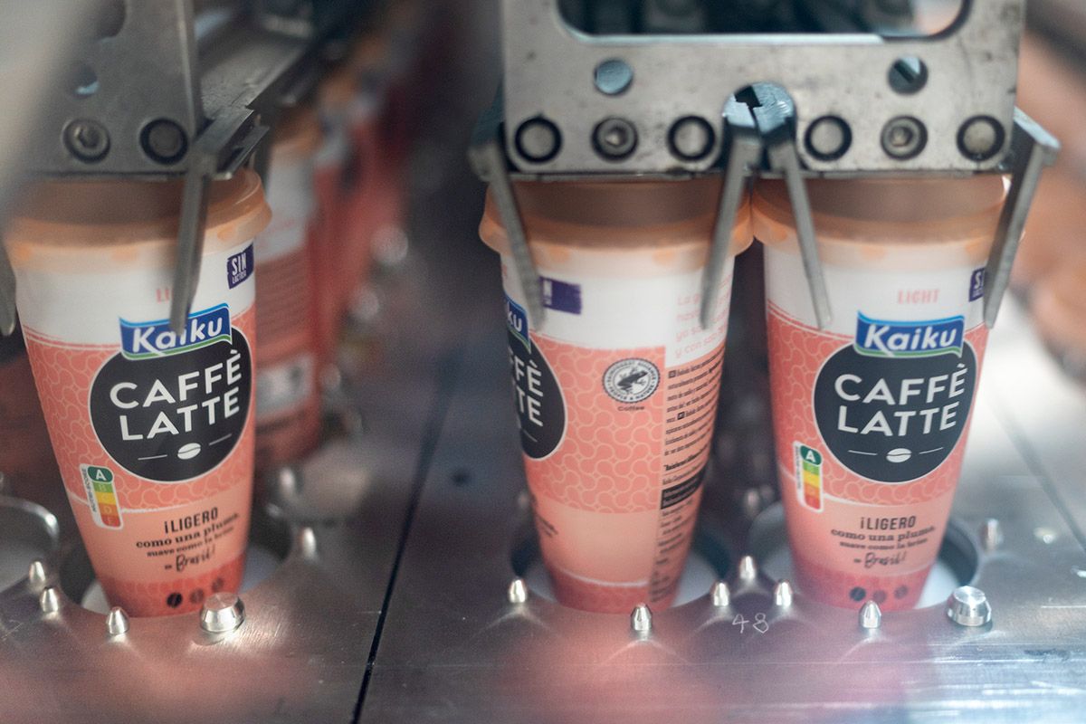 Abfüllanlage von Emmi am 21. September 2022 in Ostermundigen. Kaiku Caffe Latte ist Rainforest Alliance zertifiziert. Kaiku ist eine spanische Tochtergesellschaft der Emmi Group. Foto: Keystone-SDA / Gaëtan Bally Abfüllanlage von Emmi am 21. September 2022 in Ostermundigen. Kaiku Caffe Latte ist Rainforest Alliance zertifiziert. Kaiku ist eine spanische Tochtergesellschaft der Emmi Group. Foto: Keystone-SDA / Gaëtan Bally