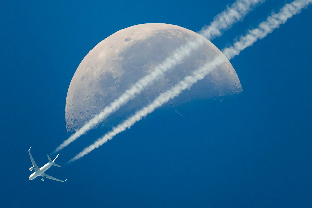 Flugzeuge versprühen nicht systematisch Chemikalien in die Atmosphäre: Kondensstreifen eines Verkehrsflugzeugs am 17. Juni 2017 vor grossem Mond über Genf. Foto: Keystone-SDA/Valentin Flauraud Flugzeuge versprühen nicht systematisch Chemikalien in die Atmosphäre: Kondensstreifen eines Verkehrsflugzeugs am 17. Juni 2017 vor grossem Mond über Genf. Foto: Keystone-SDA/Valentin Flauraud