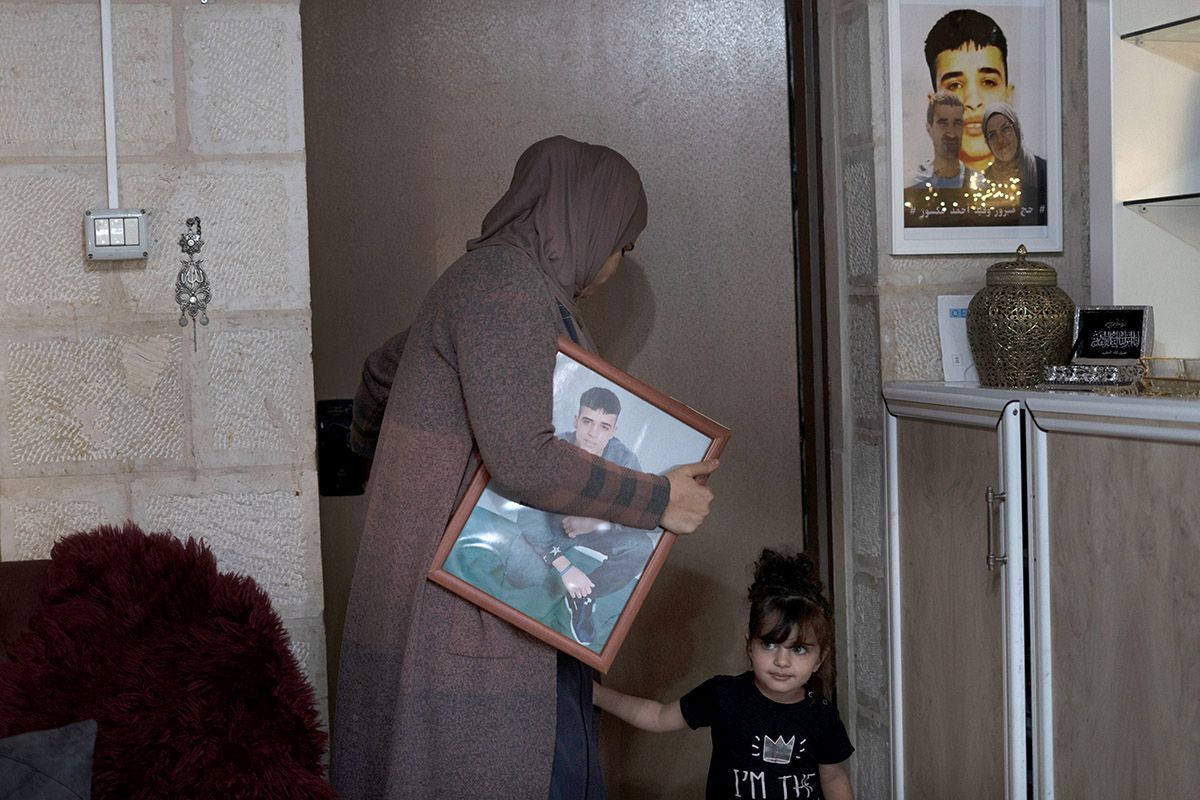 Maysoon Manasra trägt am 8. November 2022 in ihrer Wohnung in Ost-Jerusalem ein Porträt ihres Sohnes Ahmed Manasra, der im Alter 13 Jahren von Israel inhaftiert wurde. Er war wegen versuchten Mordes zu neuneinhalb Jahren Gefängnis verurteilt worden, nachdem sein älterer Cousin zwei Israelis erstochen hatte. Der damals 13-jährige palästinensische Junge, dessen Fall 2015 zum Brennpunkt eines israelisch-palästinensischen Konflikts wurde, ist jetzt ein Mann, der in Einzelhaft sitzt und mit Schizophrenie zu kämpfen hat. Foto: Keystone-SDA/AP Photo/Maya Alleruzzo Maysoon Manasra trägt am 8. November 2022 in ihrer Wohnung in Ost-Jerusalem ein Porträt ihres Sohnes Ahmed Manasra, der im Alter 13 Jahren von Israel inhaftiert wurde. Er war wegen versuchten Mordes zu neuneinhalb Jahren Gefängnis verurteilt worden, nachdem sein älterer Cousin zwei Israelis erstochen hatte. Der damals 13-jährige palästinensische Junge, dessen Fall 2015 zum Brennpunkt eines israelisch-palästinensischen Konflikts wurde, ist jetzt ein Mann, der in Einzelhaft sitzt und mit Schizophrenie zu kämpfen hat. Foto: Keystone-SDA/AP Photo/Maya Alleruzzo