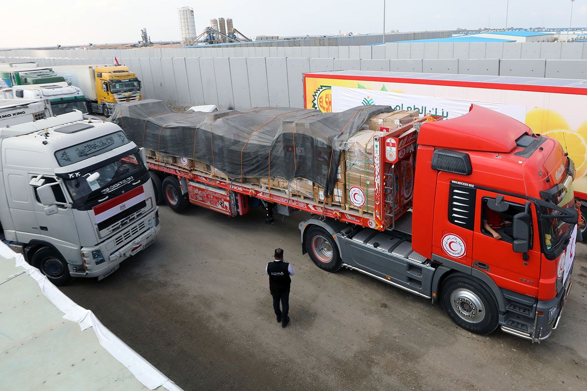 Lastwagen mit humanitären Hilfslieferungen für die Bewohner des Gazastreifens passieren am 22. Oktober 2023 den Grenzposten Rafah zwischen Ägypten und Gaza. Foto: Keystone-SDA/epa/Khaled Elfiqi Lastwagen mit humanitären Hilfslieferungen für die Bewohner des Gazastreifens passieren am 22. Oktober 2023 den Grenzposten Rafah zwischen Ägypten und Gaza. Foto: Keystone-SDA/epa/Khaled Elfiqi