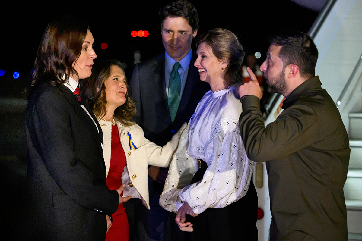 Der ukrainische Präsident Wolodymyr Selenskyj, rechts, und seine Frau Olena Zelenska, zweite von rechts, werden am 21. September 2023 nach ihrer Ankunft auf dem Flughafen in Ottawa, Ontario, von der ukrainischen Botschafterin in Kanada Yulia Kovaliv, links, der stellvertretenden Premierministerin Chrystia Freeland, zweite von links, und Premierminister Justin Trudeau begrüsst. Foto: Keystone-SDA / The Canadian Press via AP / Justin Tang