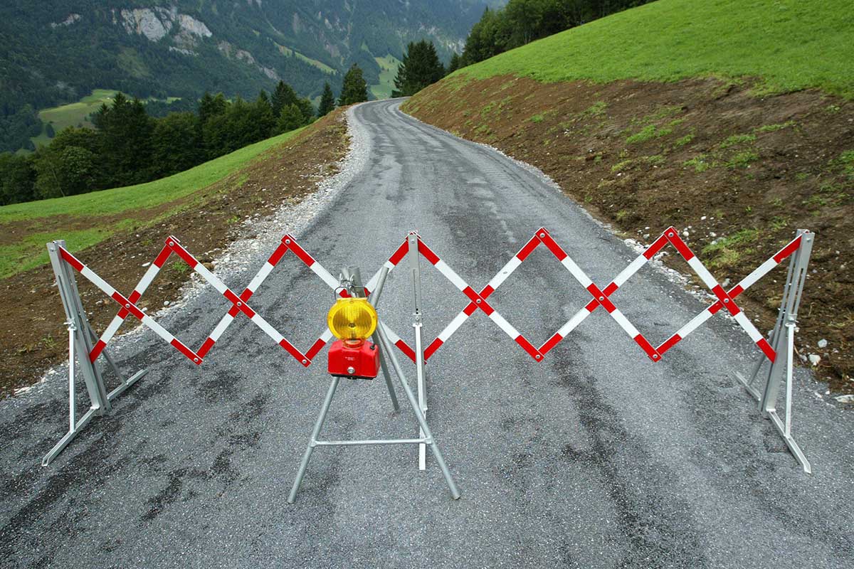 Nach einem Unwetter im August 2005 waren ein Teil der Hauptstrasse vor Engelberg sowie Teile der Eisenbahnlinie Stand-Engelberg weggerissen worden, worauf eine obere und eine untere Notstrasse erstellt wurden. Im September 2005 musste dann die Schwandstrasse, die zwischen Grafenort und Engelberg errichtete obere Notstrasse, wegen eines weiteren Erdrutschs gesperrt werden; die untere Notstrasse konnte wie geplant offen bleiben. Foto: Keystone-SDA, Urs Flüeler. Nach einem Unwetter im August 2005 waren ein Teil der Hauptstrasse vor Engelberg sowie Teile der Eisenbahnlinie Stand-Engelberg weggerissen worden, worauf eine obere und eine untere Notstrasse erstellt wurden. Im September 2005 musste dann die Schwandstrasse, die zwischen Grafenort und Engelberg errichtete obere Notstrasse, wegen eines weiteren Erdrutschs gesperrt werden; die untere Notstrasse konnte wie geplant offen bleiben. Foto: Keystone-SDA, Urs Flüeler.