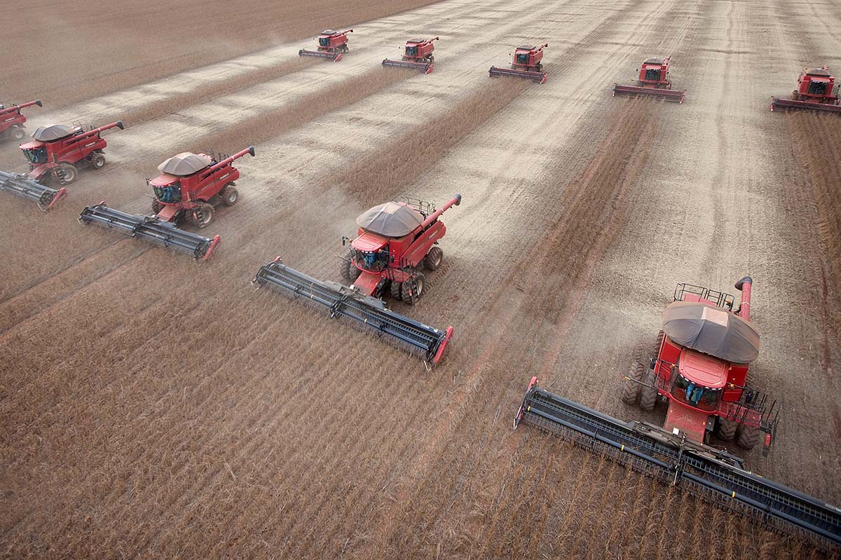 Arbeiter ernten am 27. März 2012 mit Mähdreschern Sojabohnen in Tangara da Serra, Bundesstaat Mato Grosso, Brasilien. Brasilien ist nach den Vereinigten Staaten der zweitgrösste Sojaproduzent der Welt, und die Ernte ist einer der wichtigsten Exportartikel des Landes. Foto: Keystone-SDA/AP Photo/Andre Penner Arbeiter ernten am 27. März 2012 mit Mähdreschern Sojabohnen in Tangara da Serra, Bundesstaat Mato Grosso, Brasilien. Brasilien ist nach den Vereinigten Staaten der zweitgrösste Sojaproduzent der Welt, und die Ernte ist einer der wichtigsten Exportartikel des Landes. Foto: Keystone-SDA/AP Photo/Andre Penner