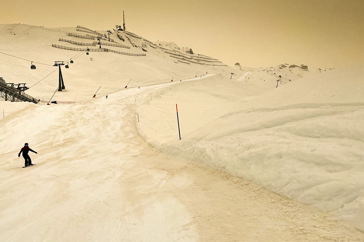 Saharasand färbt den Schnee und den Himmel am 6. Februar 2021 in ein orangenes Licht, hier auf einer Piste des Schweizer Alpenressort Anzère. Foto: Keystone-SDA/Laurent Gilliéron Saharasand färbt den Schnee und den Himmel am 6. Februar 2021 in ein orangenes Licht, hier auf einer Piste des Schweizer Alpenressort Anzère. Foto: Keystone-SDA/Laurent Gilliéron