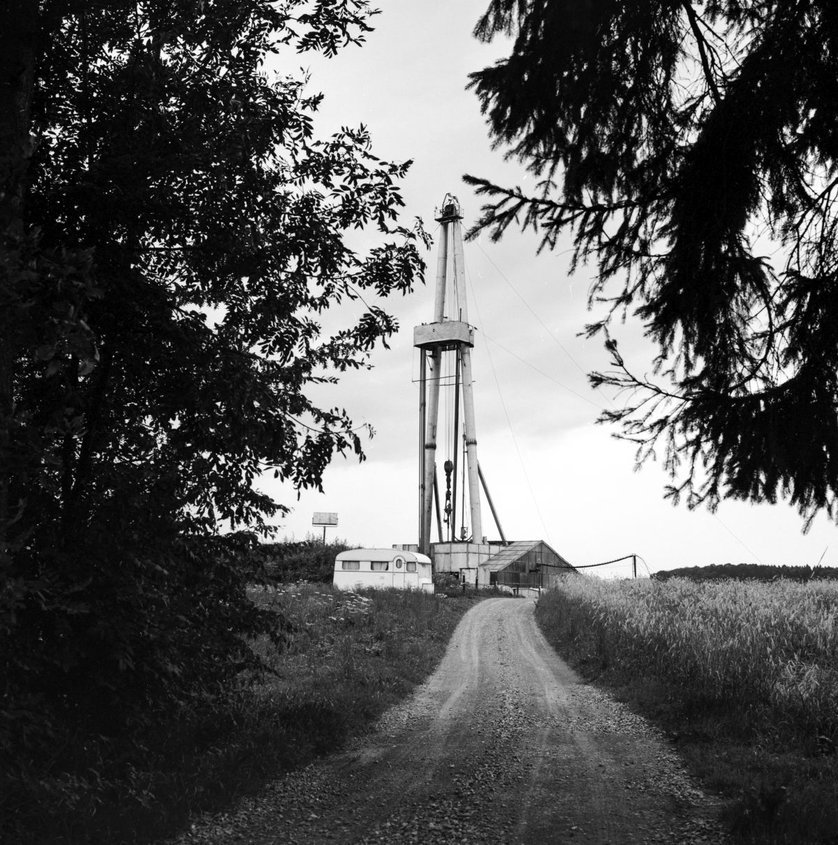La foreuse de la Société anonyme pour le pétrole suisse SEAG lors des forages pétroliers le 4 août 1965 à Hünenberg 1, canton de Zoug. Photo : KEYSTONE/ Photopress-Archiv La foreuse de la Société anonyme pour le pétrole suisse SEAG lors des forages pétroliers le 4 août 1965 à Hünenberg 1, canton de Zoug. Photo : KEYSTONE/ Photopress-Archiv
