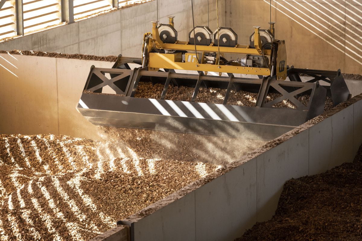 Une grue pellette les copeaux de bois dans les différents boxes de séchage de la centrale de chauffage au bois de Bioenergie à Frauenfeld, le 13 juillet 2022. Photo : KEYSTONE / Christian Beutler Une grue pellette les copeaux de bois dans les différents boxes de séchage de la centrale de chauffage au bois de Bioenergie à Frauenfeld, le 13 juillet 2022. Photo : KEYSTONE / Christian Beutler