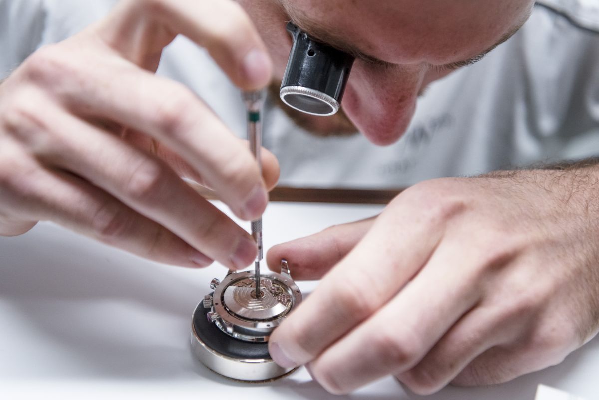 352876215 – Le 27 août 2018, un horloger assemble une montre avec des pièces détachées dans la manufacture horlogère IWC. Photo: KEYSTONE / Melanie Duchene 352876215 – Le 27 août 2018, un horloger assemble une montre avec des pièces détachées dans la manufacture horlogère IWC. Photo: KEYSTONE / Melanie Duchene