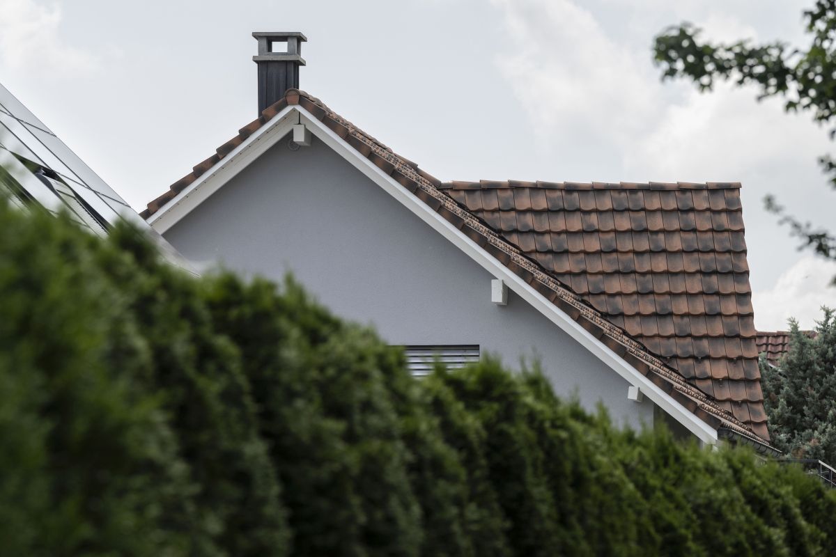 526706963 – Le toit d'une maison individuelle le 29 juin 2022 à Uster. Photo: KEYSTONE / Christian Beutler 526706963 – Le toit d'une maison individuelle le 29 juin 2022 à Uster. Photo: KEYSTONE / Christian Beutler