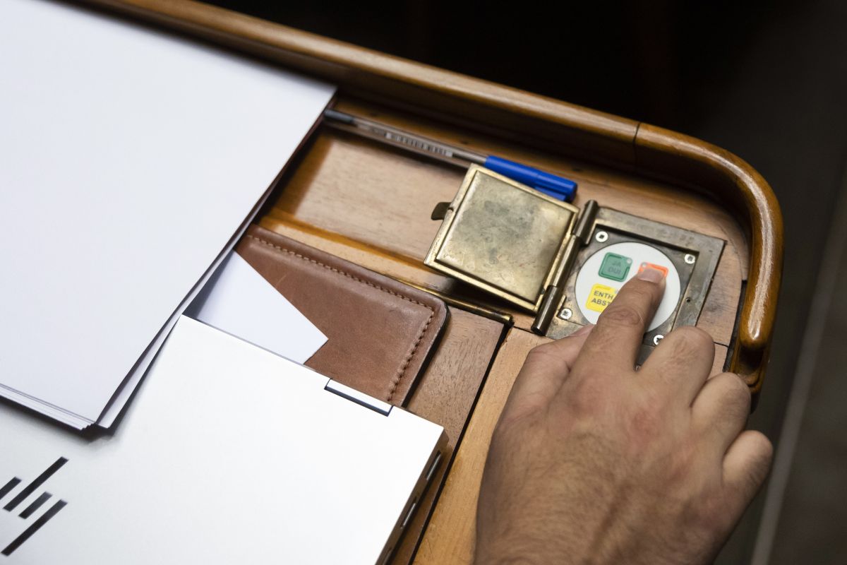 Nationalrat Niklaus Gugger, EVP-ZH, drückt am 12. Dezember 2022 die Nein-Taste während einer Abstimmung am Ende einer Debatte in der Wintersession der Eidgenössischen Räte. Foto: KEYSTONE/ Peter Klaunzer