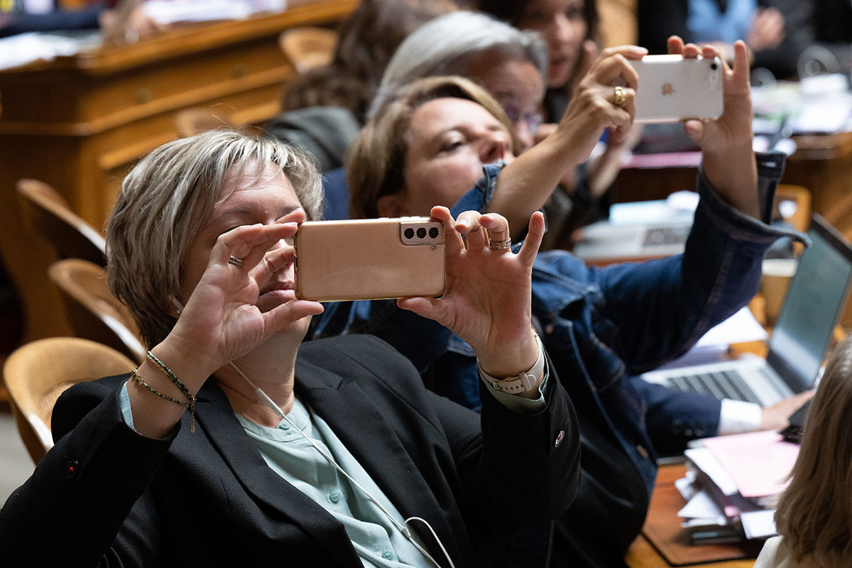 Best of des sessions : les conseillères nationales Valérie Piller Carrard, PS-FR, à gauche, et Ada Marra, PS-VD, suivent le résultat d’une votation le 21 septembre 2022 lors de la session extraordinaire sur le pouvoir d'achat pendant la session d'automne des Chambres fédérales. Photo : KEYSTONE / Peter Schneider Best of des sessions : les conseillères nationales Valérie Piller Carrard, PS-FR, à gauche, et Ada Marra, PS-VD, suivent le résultat d’une votation le 21 septembre 2022 lors de la session extraordinaire sur le pouvoir d'achat pendant la session d'automne des Chambres fédérales. Photo : KEYSTONE / Peter Schneider