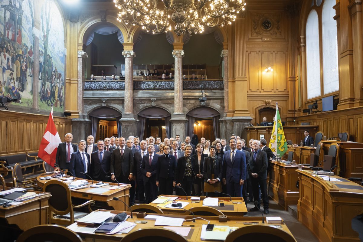 Session de printemps 2023 : Les membres du Conseil des États posent pour une photo de groupe, au début de la session de printemps des Chambres fédérales, le lundi 27 février 2023, à Berne. Photo : KEYSTONE / Peter Klaunzer Session de printemps 2023 : Les membres du Conseil des États posent pour une photo de groupe, au début de la session de printemps des Chambres fédérales, le lundi 27 février 2023, à Berne. Photo : KEYSTONE / Peter Klaunzer