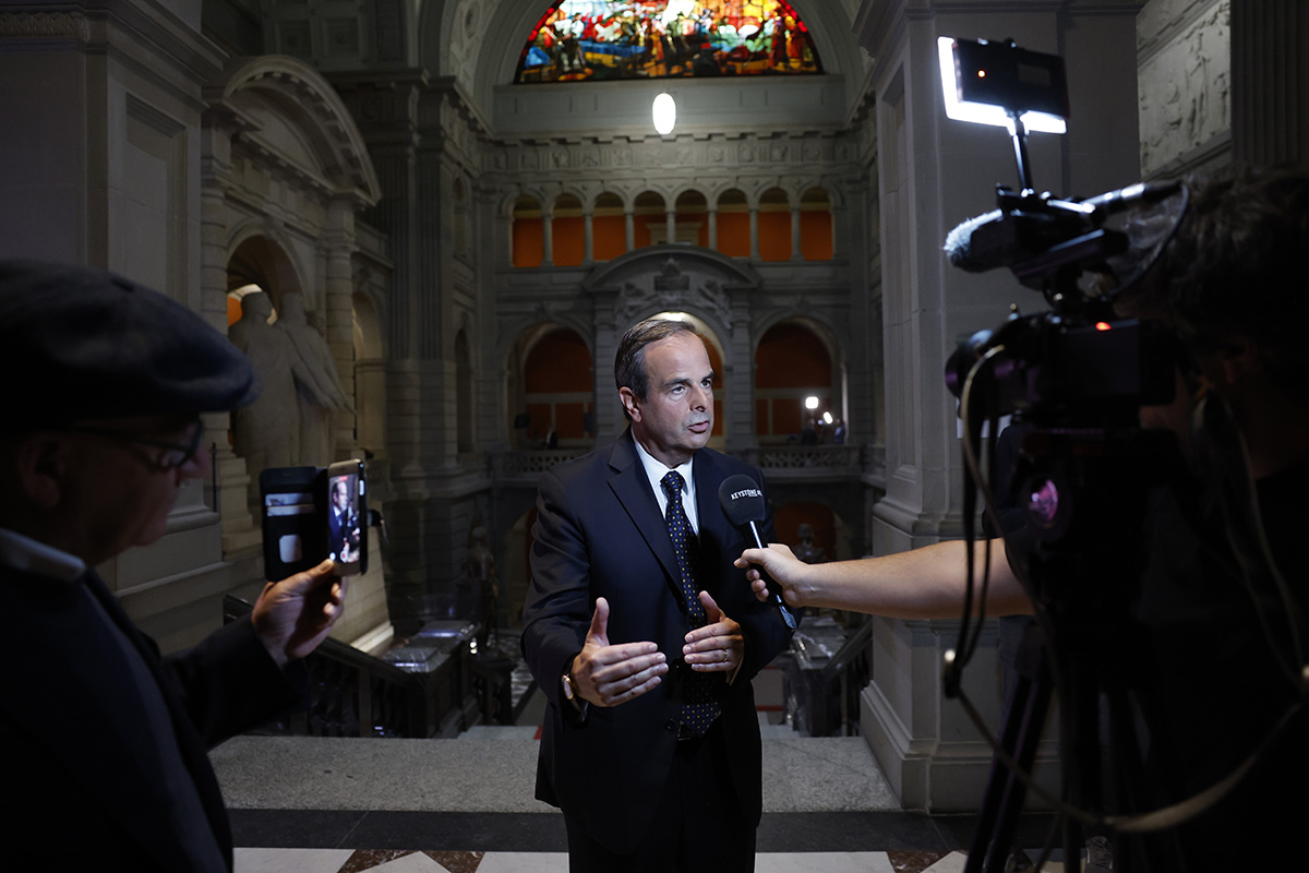 588224730 - Gerhard Pfister, président du parti du Centre, donne une interview dans le hall d'entrée du Palais fédéral à Berne le jour des élections. Photo : KEYSTONE / Peter Klaunzer 588224730 - Gerhard Pfister, président du parti du Centre, donne une interview dans le hall d'entrée du Palais fédéral à Berne le jour des élections. Photo : KEYSTONE / Peter Klaunzer