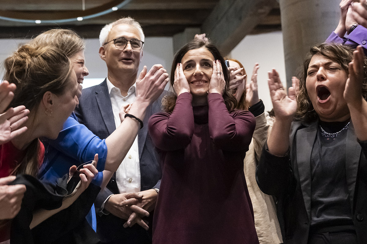 588235480 - La candidate au Conseil des Etats Flavia Wasserfallen, PS, au centre, réagit aux côtés du candidat des Verts, Bernhard Pulver, à l'annonce des résultats du premier tour le jour des élections fédérales à l'Hôtel de Ville de Berne. Elle est entourée des conseillères nationales PS Tamara Funiciello, à droite, et Nadine Masshardt, 2e à partir de la gauche, et Anna Tanner, coprésidente du PS bernois, tout à gauche. Photo : KEYSTONE / Alessandro della Valle 588235480 - La candidate au Conseil des Etats Flavia Wasserfallen, PS, au centre, réagit aux côtés du candidat des Verts, Bernhard Pulver, à l'annonce des résultats du premier tour le jour des élections fédérales à l'Hôtel de Ville de Berne. Elle est entourée des conseillères nationales PS Tamara Funiciello, à droite, et Nadine Masshardt, 2e à partir de la gauche, et Anna Tanner, coprésidente du PS bernois, tout à gauche. Photo : KEYSTONE / Alessandro della Valle