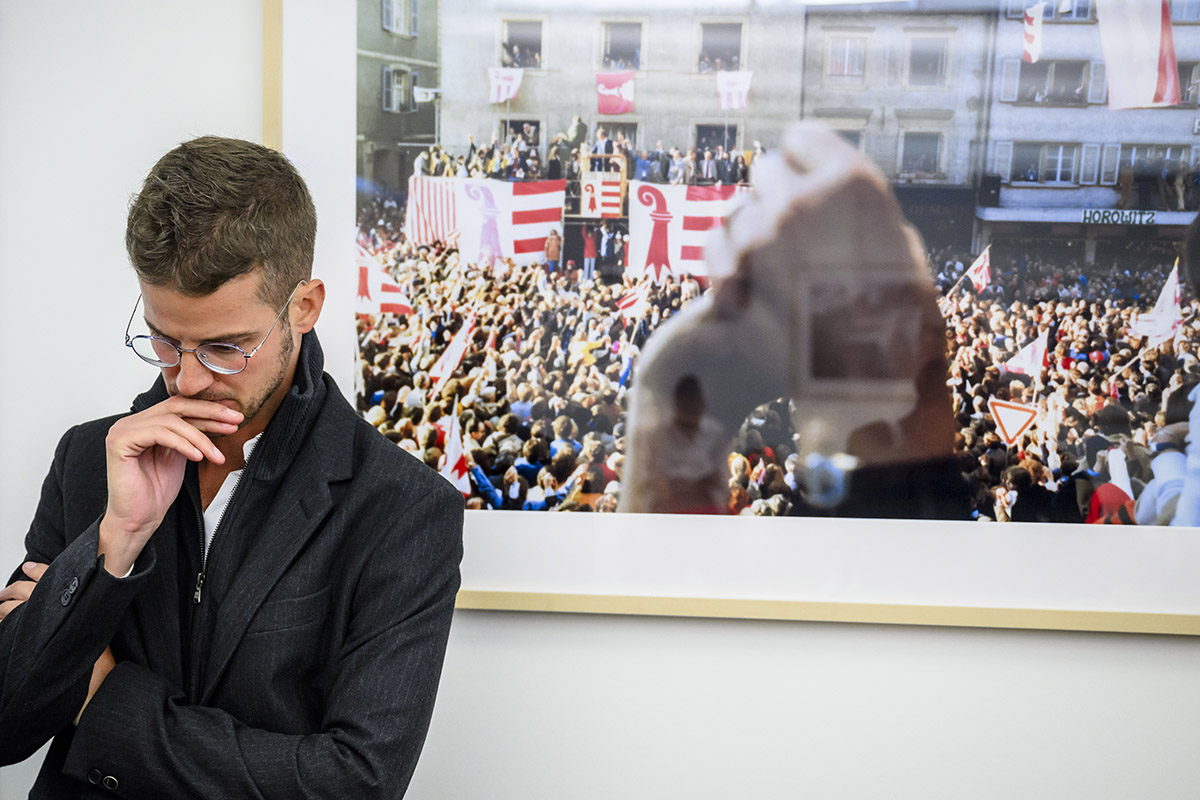 588245470 –Gauthier Corbat, candidat du Jura pour le Conseil national, Le Centre, réagit à sa non-élection dans la salle du Parlement jurassien à Delémont. Photo : KEYSTONE / Jean-Christophe Bott 588245470 –Gauthier Corbat, candidat du Jura pour le Conseil national, Le Centre, réagit à sa non-élection dans la salle du Parlement jurassien à Delémont. Photo : KEYSTONE / Jean-Christophe Bott