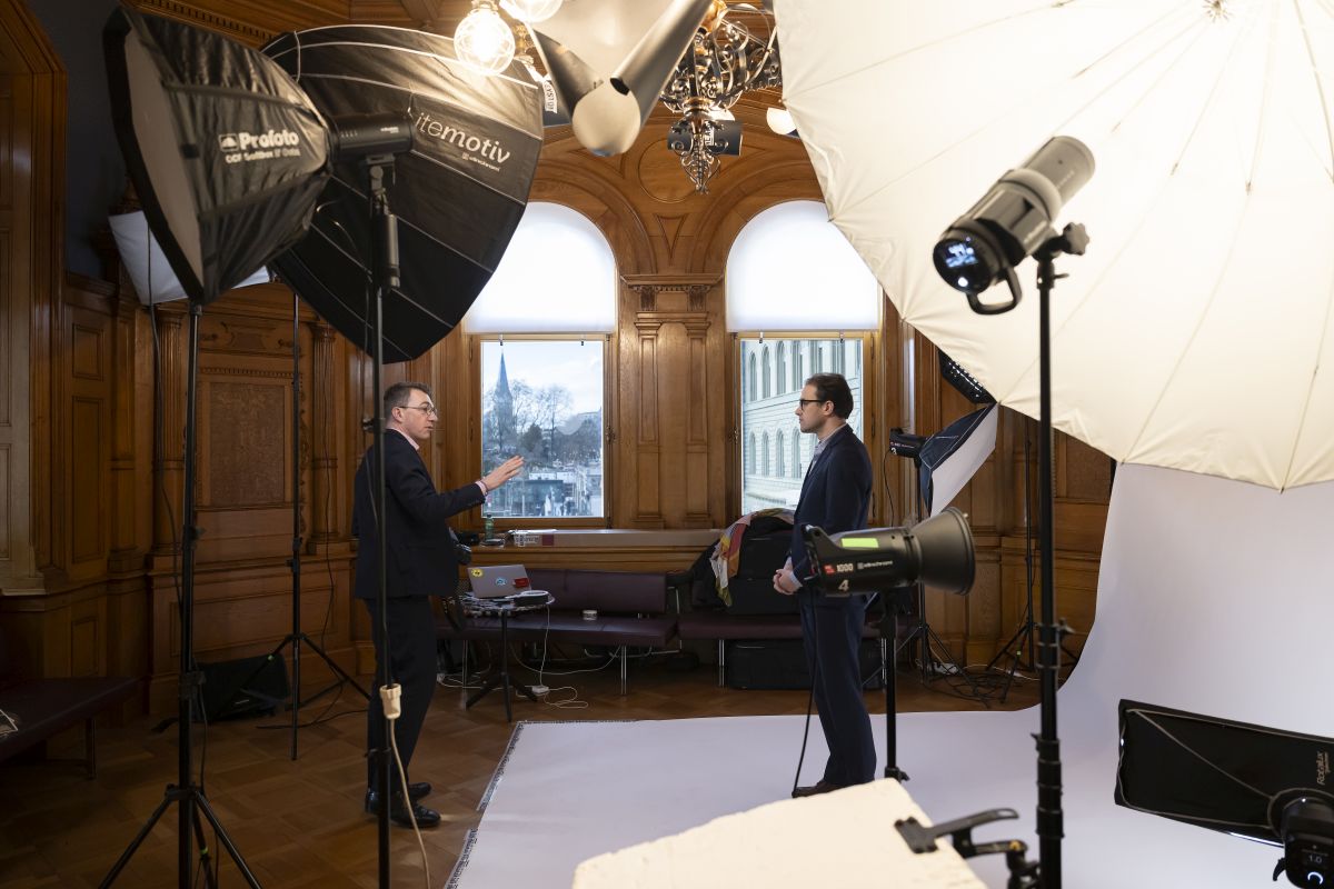 Le photographe Gaëtan Bally réalise un portrait du conseiller national David Roth, PS-LU, lors de la session d'hiver des Chambres fédérales, le 20 décembre 2023 au Palais fédéral à Berne. Photo : KEYSTONE / Anthony Anex