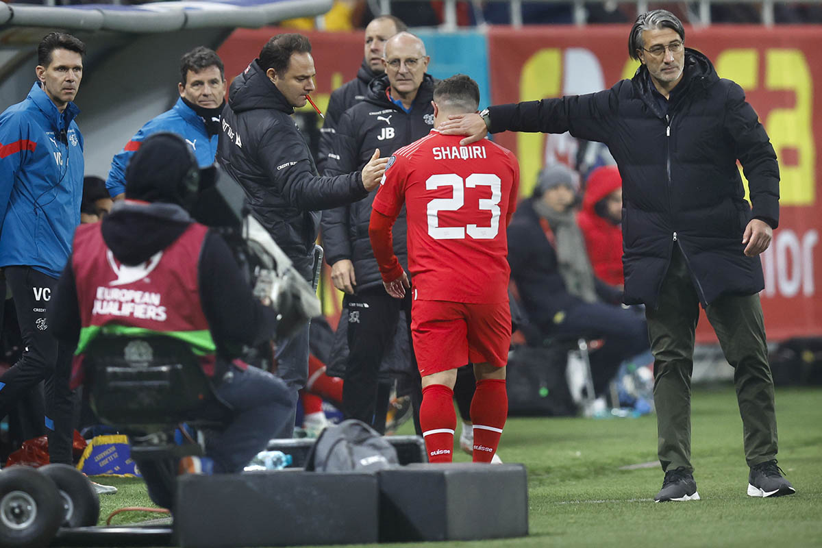 591556600 - L'entraîneur suisse Murat Yakin remercie Xherdan Shaqiri le 21 novembre 2023 au moment de son remplacement pendant le match de qualification pour l'Euro du groupe I entre la Roumanie et la Suisse au stade national de Bucarest. Photo : KEYSTONE / Peter Klaunzer