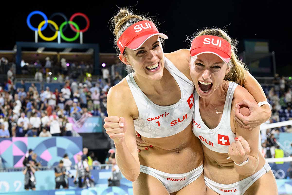 623136478 - Tanja Hüberli (à gauche) et Nina Brunner célèbrent leur victoire contre les Américaines Kelly Cheng et Sara Hughes en quart de finale du beach-volley féminin le 6 août 2024. Trois jours plus tard, Hüberli/Brunner décrochent la troisième médaille olympique suisse en beach-volley lors des Jeux olympiques. Photo: KEYSTONE/ Laurent Gilliéron 623136478 - Tanja Hüberli (à gauche) et Nina Brunner célèbrent leur victoire contre les Américaines Kelly Cheng et Sara Hughes en quart de finale du beach-volley féminin le 6 août 2024. Trois jours plus tard, Hüberli/Brunner décrochent la troisième médaille olympique suisse en beach-volley lors des Jeux olympiques. Photo: KEYSTONE/ Laurent Gilliéron