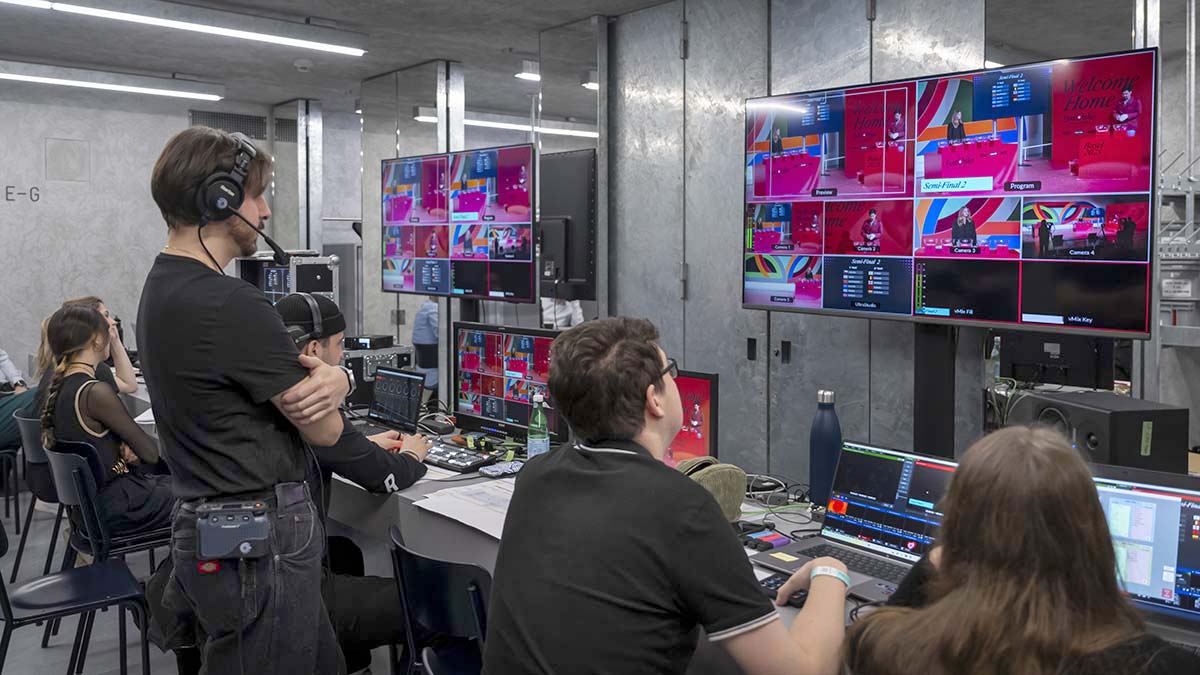 644496230 - Dans le cadre du projet SRG SSR Public Value, des étudiants de la Haute école spécialisée des Grisons (FHGR), soutenus par la Société suisse de radiodiffusion et télévision (SSR), se sont chargés le 28 janvier 2025 à Bâle de l'enregistrement et de la retransmission du transfert de la ville de Malmö à Bâle du Concours Eurovision de la chanson (ESC) ainsi que du tirage au sort de la demi-finale de l'ESC 2025. Photo : KEYSTONE / Georgios Kefalas 644496230 - Dans le cadre du projet SRG SSR Public Value, des étudiants de la Haute école spécialisée des Grisons (FHGR), soutenus par la Société suisse de radiodiffusion et télévision (SSR), se sont chargés le 28 janvier 2025 à Bâle de l'enregistrement et de la retransmission du transfert de la ville de Malmö à Bâle du Concours Eurovision de la chanson (ESC) ainsi que du tirage au sort de la demi-finale de l'ESC 2025. Photo : KEYSTONE / Georgios Kefalas