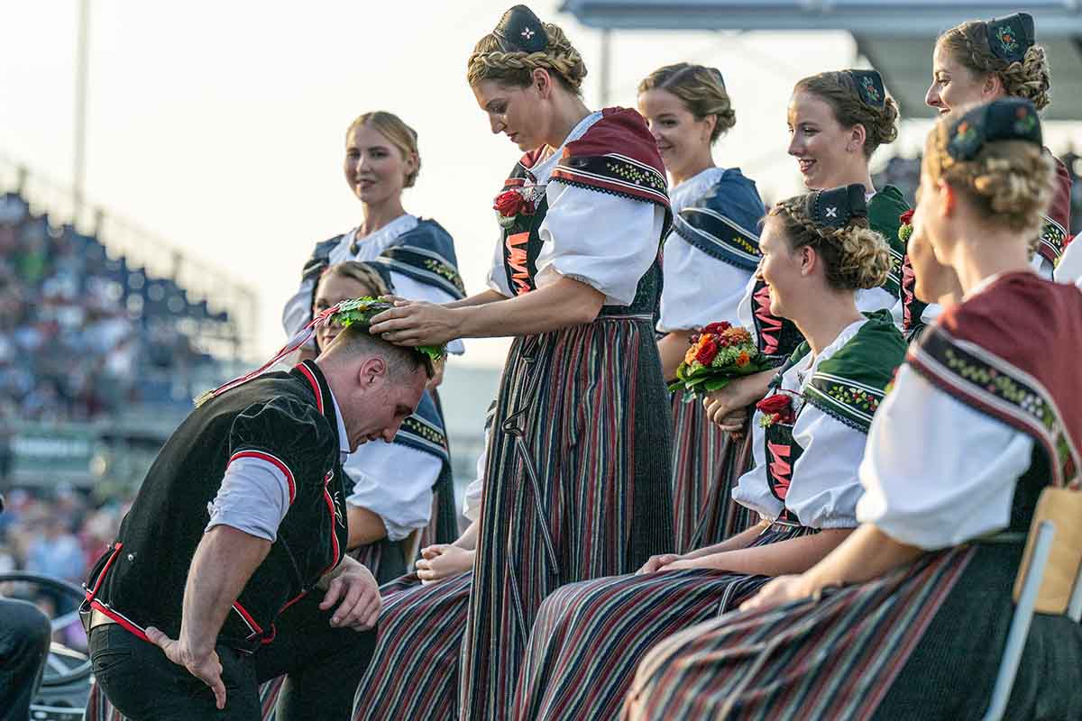 533667860 - Le 28 août 2022, lors de la cérémonie de la Fête fédérale de lutte suisse et des jeux alpestres de Pratteln (BL), Joel Wicki est couronné nouveau roi de la lutte. Photo: KEYSTONE / Peter Schneider 533667860 - Le 28 août 2022, lors de la cérémonie de la Fête fédérale de lutte suisse et des jeux alpestres de Pratteln (BL), Joel Wicki est couronné nouveau roi de la lutte. Photo: KEYSTONE / Peter Schneider