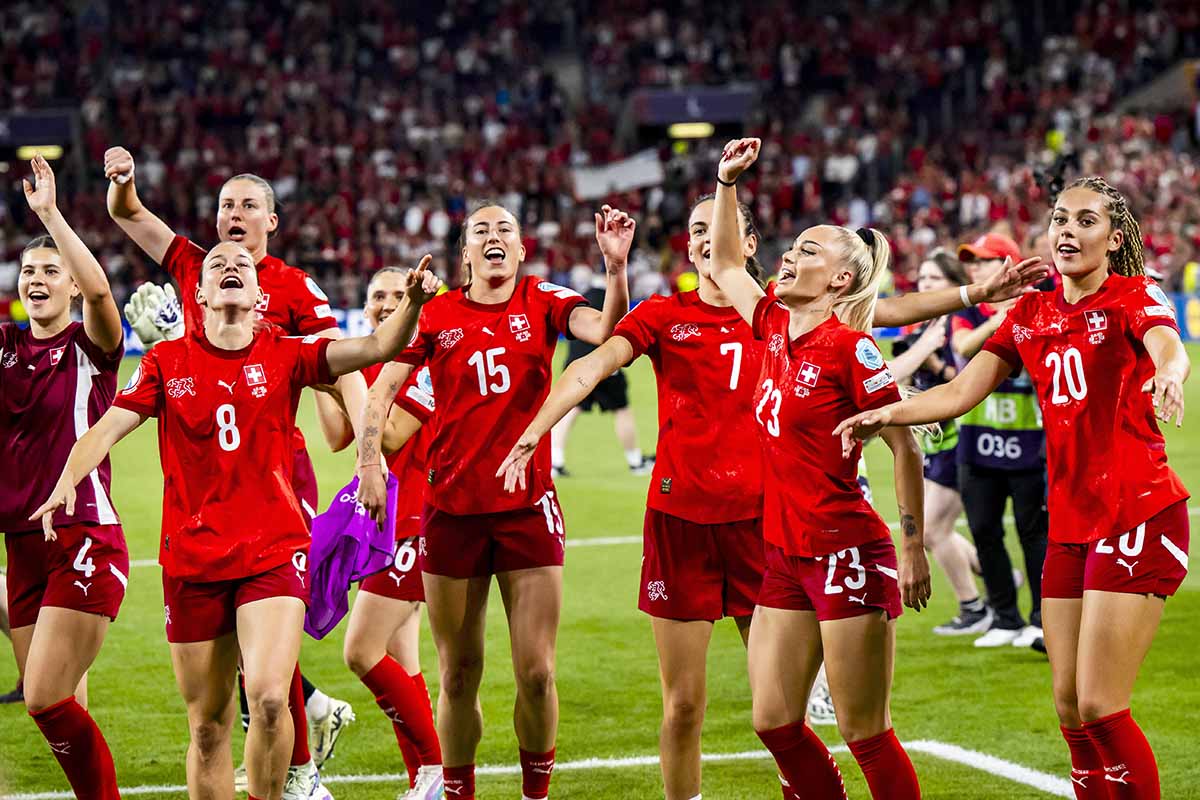 668682380 - Grâce à un match nul contre la Finlande, l'équipe nationale suisse se qualifie pour les quarts de finale le 10 juillet 2025. Photo: KEYSTONE / Jean-Christophe Bott 668682380 - Grâce à un match nul contre la Finlande, l'équipe nationale suisse se qualifie pour les quarts de finale le 10 juillet 2025. Photo: KEYSTONE / Jean-Christophe Bott