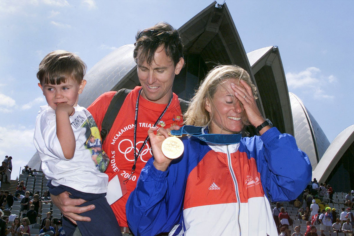 2674795 - Keystone-ATS/Fabrice Coffrini - Brigitte McMahon présente sa médaille d'or au côté de sa famille devant l'Opéra de Sydney en août 2000. Peu de temps auparavant, la Zougoise avait été couronnée première championne olympique de triathlon.