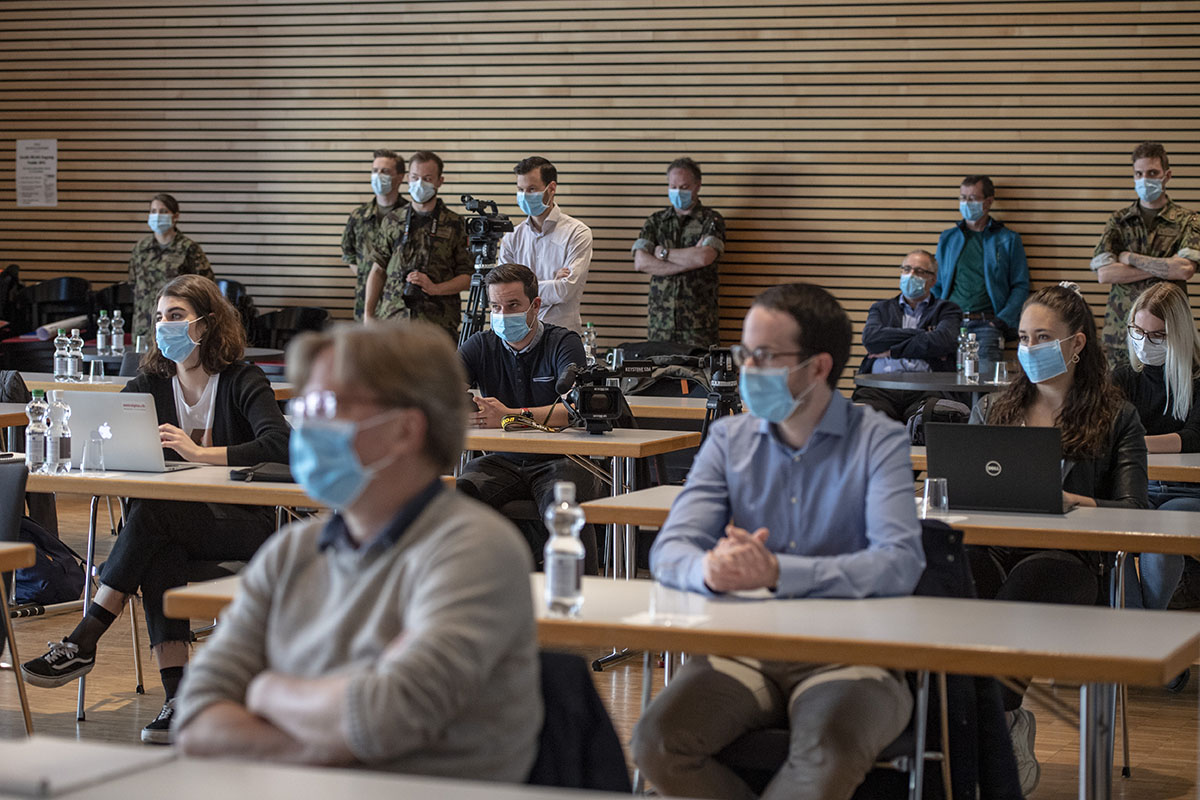 413445823 – Keystone-SDA/Urs Flüeler - Medienkonferenz mit obligatorischer Atemschutzmaske am 6.April 2020 anlässlich einer Führung durch das neue Medical Centre Luzern auf dem Areal des Schweizer Paraplegiker Zentrum in Nottwil.