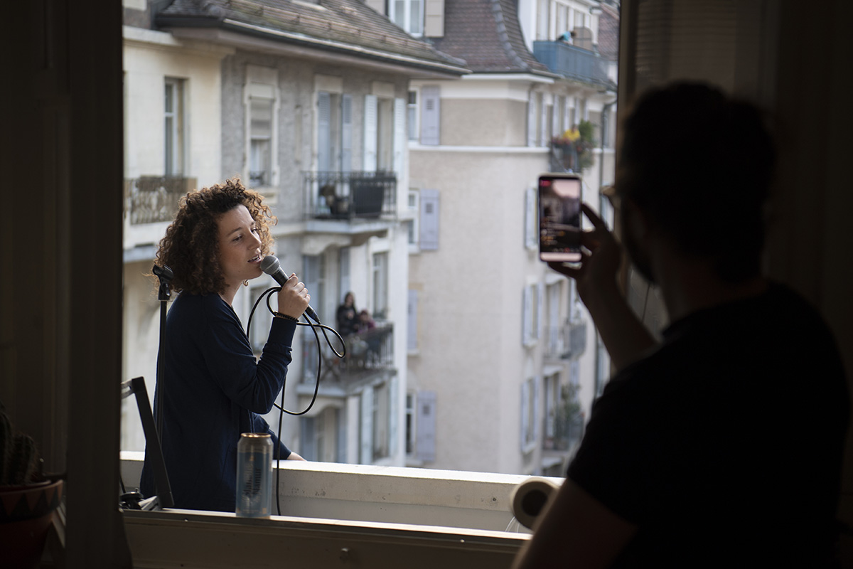412817043 – Keystone-SDA/Laurent Gilliéron - Swiss singer and semifinalist of French TV reality show «The Voice» in 2016, Amandine (Rapin) performs a short concert on her balcony in Lausanne, March 28, 2020.