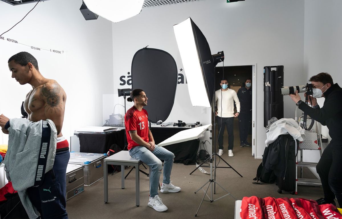 Ricardo Rodriguez de l'équipe nationale suisse de football pose pour le portrait officiel le 22 mars 2021 à Saint-Gall. Manuel Akanji, à gauche, se prépare. Photo: Keystone-ATS / Walter Bieri