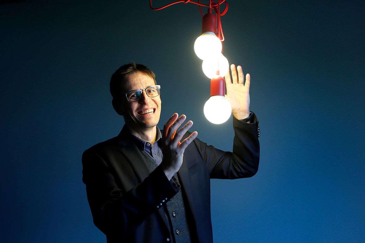 394432633 - Didier Queloz, professeur de physique au Cavendish Laboratory, pose au Science Media Centre à Londres, mardi 8 octobre 2019. Photo : KEYSTONE/ AP/ Frank Augstein 394432633 - Didier Queloz, professeur de physique au Cavendish Laboratory, pose au Science Media Centre à Londres, mardi 8 octobre 2019. Photo : KEYSTONE/ AP/ Frank Augstein