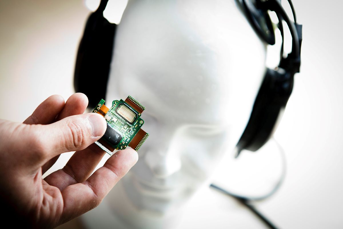 223959775 – Un implant cérébral qui permet aux tétraplégiques de contrôler un bras robotisé. L'implant fait partie d'une recherche conjointe du CEA Leti, du CHU de Grenoble et de l'Université Joseph Fourier dans le domaine des interfaces cerveau-ordinateur. Photographié à l'institut de recherche CEA Leti. Photo : KEYSTONE/ Science Photo Library/ Dung Vo Trung/ Look at Science 223959775 – Un implant cérébral qui permet aux tétraplégiques de contrôler un bras robotisé. L'implant fait partie d'une recherche conjointe du CEA Leti, du CHU de Grenoble et de l'Université Joseph Fourier dans le domaine des interfaces cerveau-ordinateur. Photographié à l'institut de recherche CEA Leti. Photo : KEYSTONE/ Science Photo Library/ Dung Vo Trung/ Look at Science