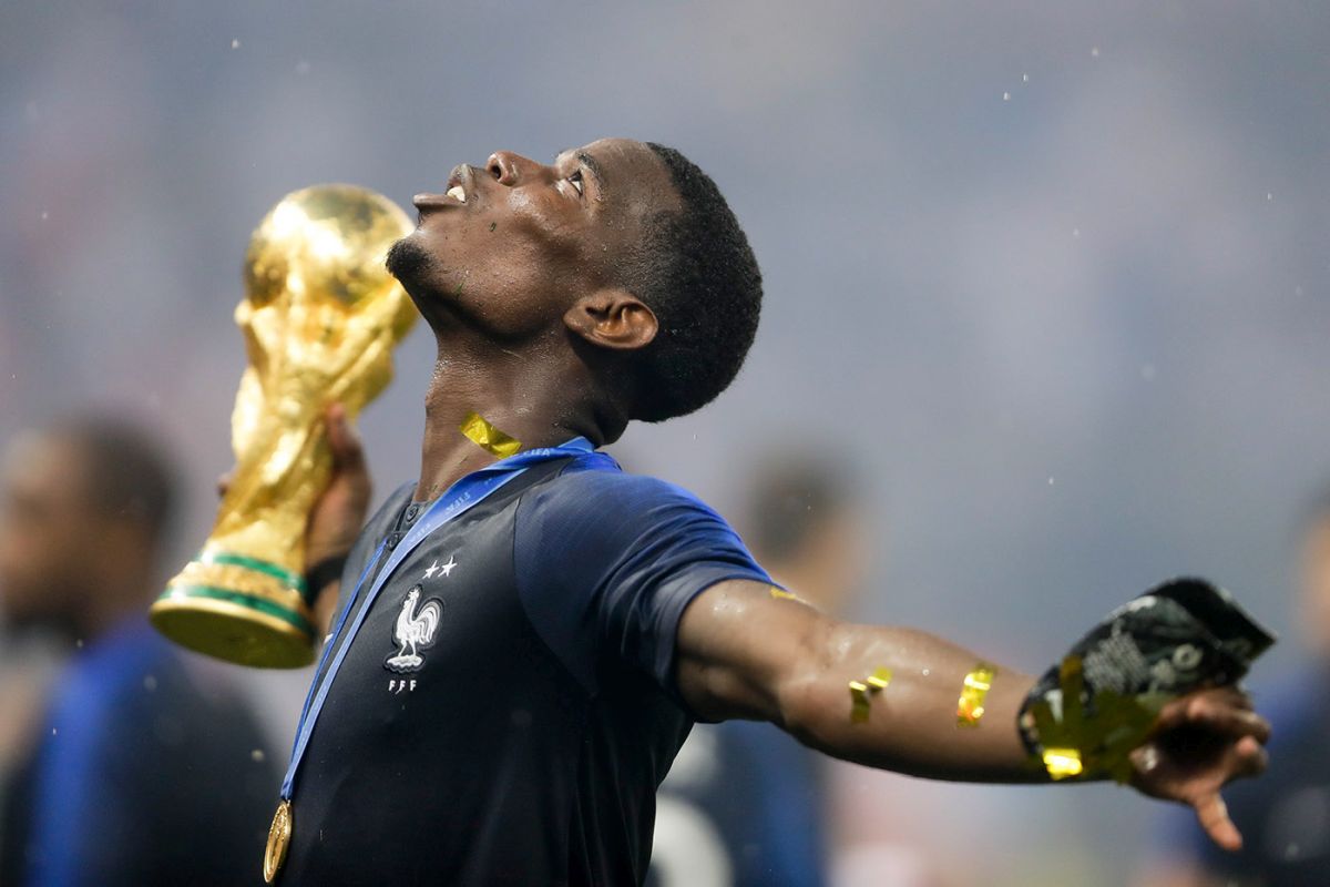 Frankreichs Paul Pogba feiert am 15. Juli 2018 mit der Trophäe nach dem gewonnenen Final gegen Kroatien an der Fussball-Weltmeisterschaft 2018 im Luschniki-Stadion in Moskau. Foto: KEYSTONE/ AP Photo/ Natacha Pisarenko