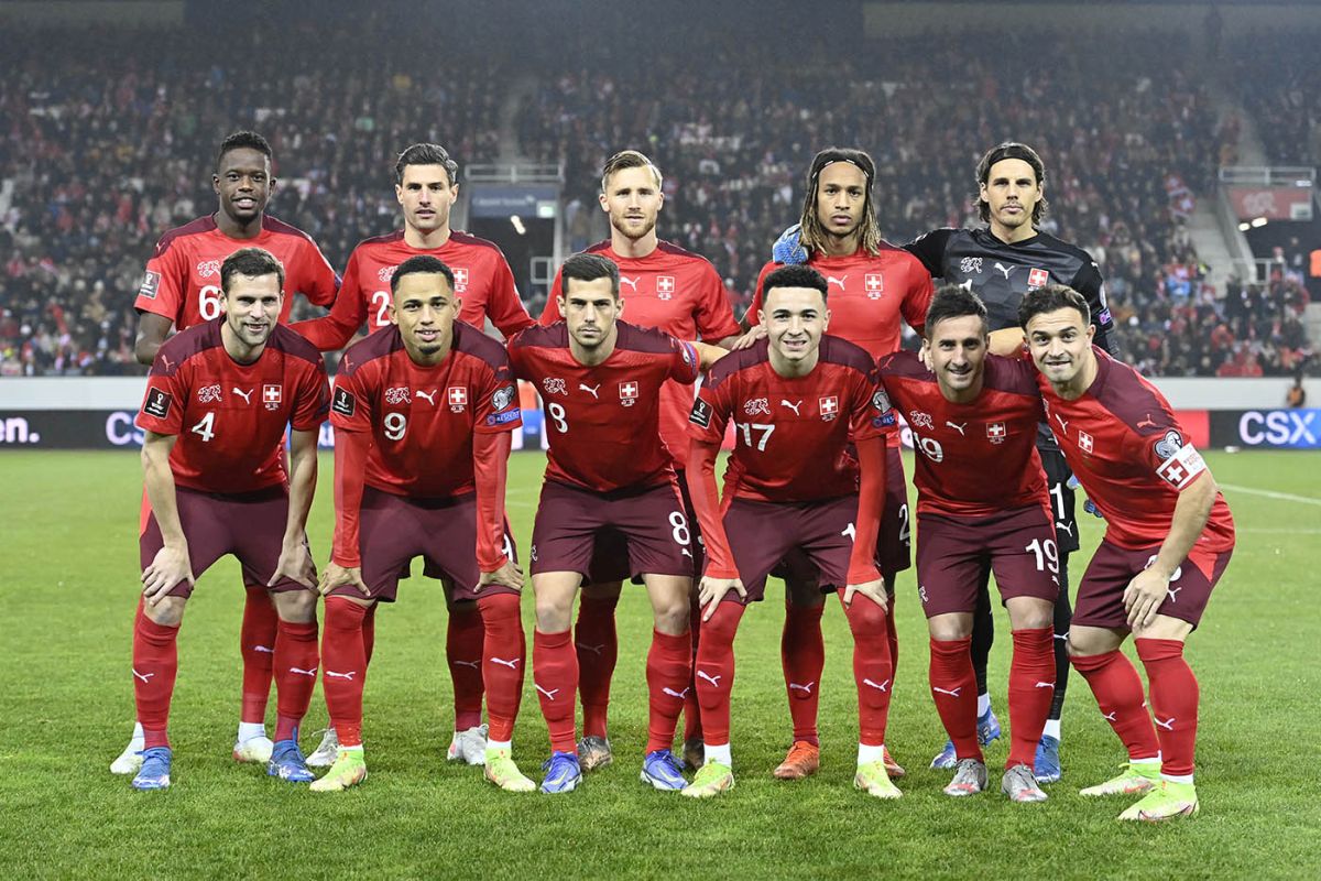 L’Équipe de Suisse de football avec (derrière de gauche à droite) Denis Zakaria, Fabian Schaer, Silvan Widmer, Kevin Mbabu et Yann Sommer, (devant de gauche à droite) Fabian Frei, Noah Okafor, Remo Freuler, Ruben Vargas, Mario Gavranovic et Xherdan Shaqiri le 15 novembre 2021 avant le match décisif de qualification pour la Coupe du monde du groupe C entre la Suisse et la Bulgarie dans la Swissporarena à Lucerne. Photo : KEYSTONE/Alessandro della Valle