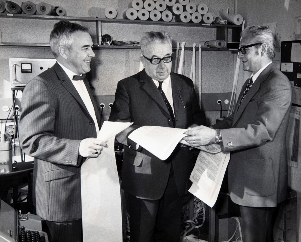 Arnold Wehrle (au centre) et ses fils et directeurs successifs Walter (à gauche) et Arnold jun. (à droite) dans la centrale télex de Sportinformation en mars 1972 à Zurich. Photo : KEYSTONE/ Photopress-Archives Arnold Wehrle (au centre) et ses fils et directeurs successifs Walter (à gauche) et Arnold jun. (à droite) dans la centrale télex de Sportinformation en mars 1972 à Zurich. Photo : KEYSTONE/ Photopress-Archives