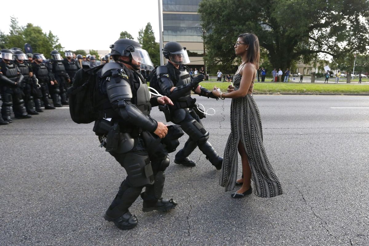 Lone activist Ieshia Evans stands her ground while offering hands for arrest as she is charged by riot police during a protest against police brutality outside the Baton Rouge Police Department in Louisiana, USA, July 9, 2016. This photograph won the 1st prize in the World Press Photo Contest, Contemporary Issues, Singles. Photo : KEYSTONE/ REUTERS/ Jonathan Bachman Lone activist Ieshia Evans stands her ground while offering hands for arrest as she is charged by riot police during a protest against police brutality outside the Baton Rouge Police Department in Louisiana, USA, July 9, 2016. This photograph won the 1st prize in the World Press Photo Contest, Contemporary Issues, Singles. Photo : KEYSTONE/ REUTERS/ Jonathan Bachman
